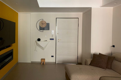 Idee per un piccolo soggiorno moderno aperto con pareti beige, pavimento in gres porcellanato, camino sospeso, TV a parete, pavimento beige, soffitto ribassato e carta da parati