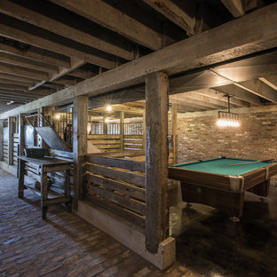 Ejemplo de sótano con puerta de estilo de casa de campo con suelo de ladrillo