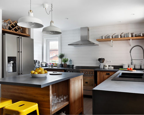 Idées déco pour une cuisine américaine scandinave en U de taille moyenne avec un évier posé, un placard avec porte à panneau surélevé, des portes de placard en bois brun, un électroménager en acier inoxydable, un sol en bois brun, un îlot central, une crédence blanche et une crédence en bois.