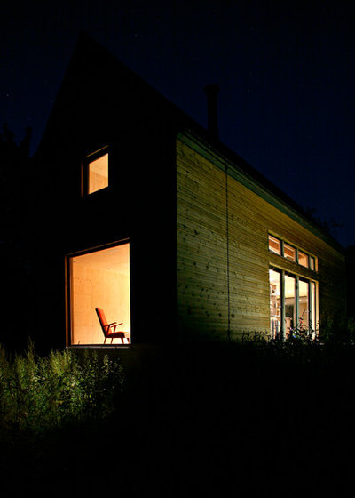 Современный Фасад дома by Lode Architecture