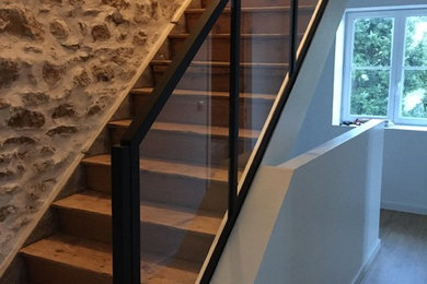 リヨンにあるトランジショナルスタイルのおしゃれな階段の写真