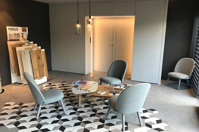 Inspiration pour un salon design de taille moyenne et fermé avec une salle de réception, un mur gris, sol en béton ciré et un sol gris.