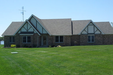 Inspiration for a mid-sized timeless brown one-story brick exterior home remodel in Detroit with a shingle roof