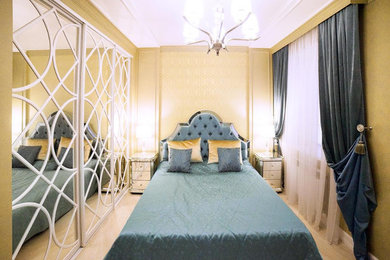 他の地域にある小さなトランジショナルスタイルのおしゃれな主寝室 (黄色い壁、ラミネートの床、白い床) のレイアウト