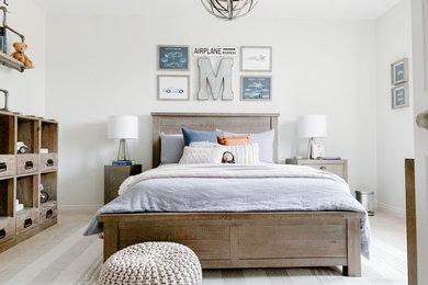 Imagen de dormitorio blanco urbano de tamaño medio con paredes grises, moqueta, suelo beige y con escritorio