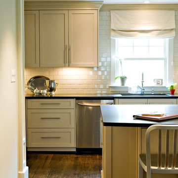bar area in the kitchen