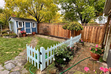 Diseño de jardín clásico de tamaño medio en verano en patio trasero con jardín francés y con madera