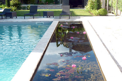 Idée de décoration pour une piscine design.