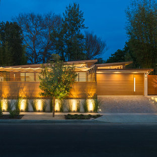 Idéer för ett mellanstort modernt brunt trähus, med allt i ett plan och pulpettak