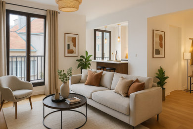 Inspiration pour une grande salle de séjour design ouverte avec un bar de salon, un mur blanc, parquet clair, aucune cheminée, aucun téléviseur, un sol beige et éclairage.