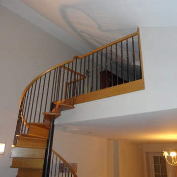 Escalier hélicoïdal chêne et acier très classique