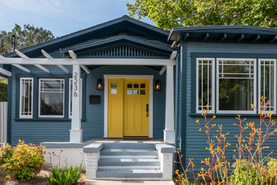 Home design - mid-sized craftsman home design idea in Tampa