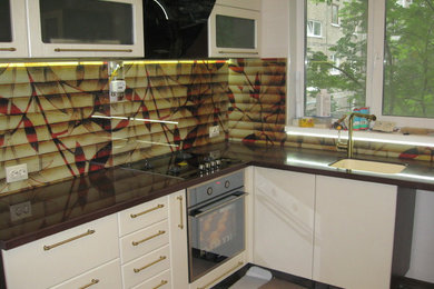 Пример оригинального дизайна: кухня с монолитной мойкой, столешницей из акрилового камня и фартуком из стекла