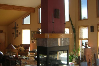 Exemple d'un salon montagne de taille moyenne et ouvert avec un manteau de cheminée en carrelage, une salle de réception, un mur beige, parquet clair, une cheminée double-face et aucun téléviseur.