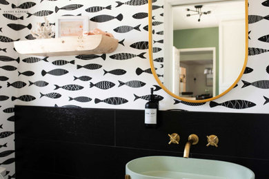 Example of a powder room design in Los Angeles