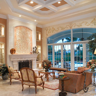 Imagen de salón mediterráneo, sin televisor, con paredes beige y suelo de mármol