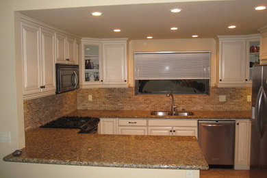 Example of a classic kitchen design in Orange County