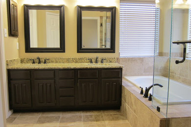 Example of a classic bathroom design in Dallas