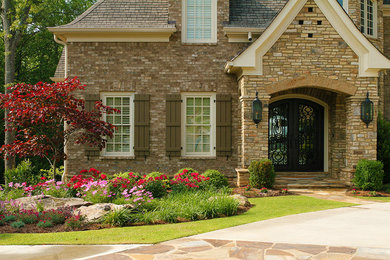 Photo of a traditional landscaping in Atlanta.