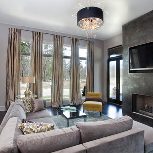 Inspiration för ett funkis vardagsrum, med en spiselkrans i trä och svart golv