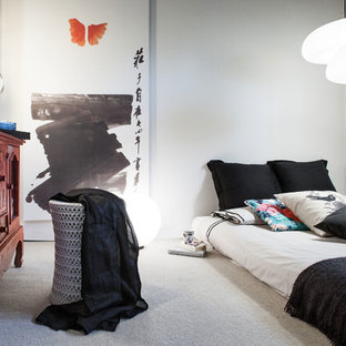 Idee per una camera da letto etnica con pareti bianche, moquette e pavimento bianco