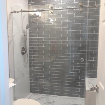 Crescent with Reversed Rollers-Sliding Frameless Showers