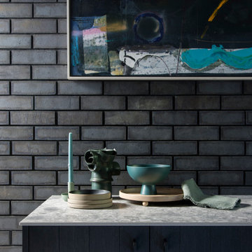 Black Kitchen: Dark, Natural Materials