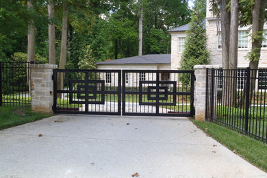 This is an example of a transitional home design in Atlanta.