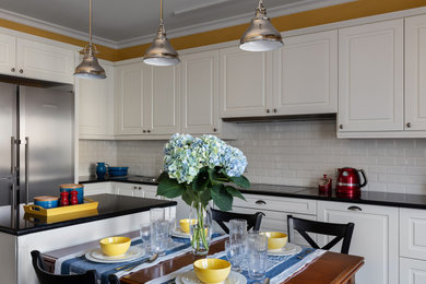 サンクトペテルブルクにある広いトランジショナルスタイルのおしゃれなキッチン (ドロップインシンク、レイズドパネル扉のキャビネット、白いキャビネット、クオーツストーンカウンター、白いキッチンパネル、サブウェイタイルのキッチンパネル、シルバーの調理設備、セラミックタイルの床、青い床、黒いキッチンカウンター) の写真