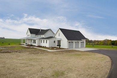 Example of a farmhouse home design design in Grand Rapids