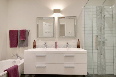 モントリオールにあるお手頃価格のコンテンポラリースタイルのおしゃれな浴室の写真