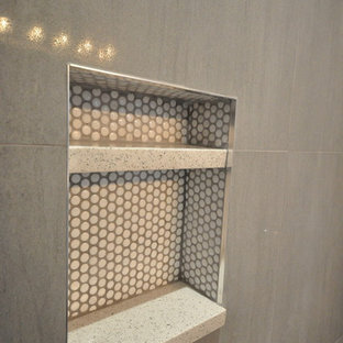 Immagine di una stanza da bagno con doccia moderna di medie dimensioni con lavabo sottopiano, ante in stile shaker, ante bianche, top in quarzo composito, doccia alcova, WC monopezzo, piastrelle grigie, piastrelle in gres porcellanato, pareti blu e pavimento in gres porcellanato