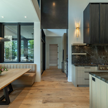 Prominent Lakeside Retreat