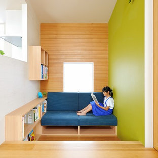 Ispirazione per un ingresso o corridoio scandinavo con pareti verdi e parquet chiaro