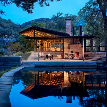 Houzz Tour: Multiple Buildings Create an Indoor-Outdoor Home on a River