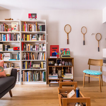 El salón está presidido por una amplia librería en una casa de ávidos lectores.