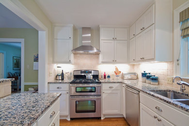 Transitional kitchen photo in Austin