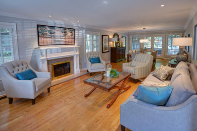 Transitional living room photo in Toronto