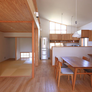 名古屋の和風のLDKの画像 (白い壁、無垢フローリング、茶色い床)