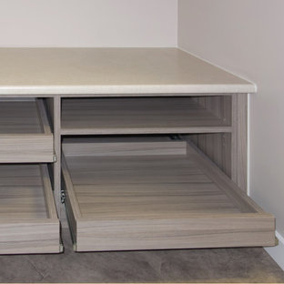 バンクーバーの小さいトランジショナルスタイルのおしゃれな玄関 (グレーの壁、リノリウムの床) の写真