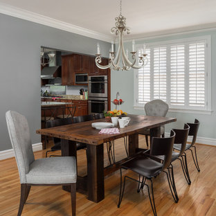 セントルイスの中サイズのカントリー風 LDKの画像 (グレーの壁、無垢フローリング、オレンジの床)