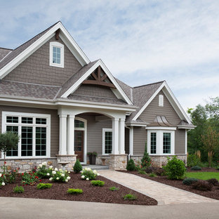 Inspiration för stora amerikanska bruna hus, med allt i ett plan, blandad fasad och tak i mixade material