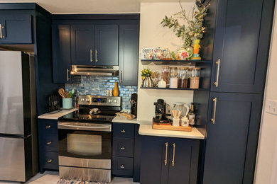 Foto de cocina clásica renovada de tamaño medio con armarios estilo shaker, puertas de armario azules, encimera de cuarzo compacto y salpicadero azul