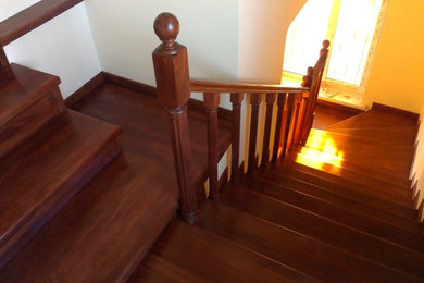 Источник вдохновения для домашнего уюта: п-образная лестница среднего размера в классическом стиле с крашенными деревянными ступенями, крашенными деревянными подступенками и деревянными перилами