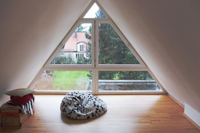 Mittelgroßes Modernes Wohnzimmer im Loft-Stil mit weißer Wandfarbe in München