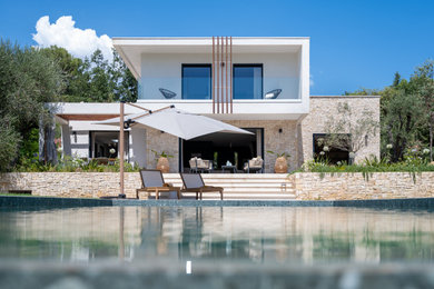 Aménagement d'une piscine contemporaine.