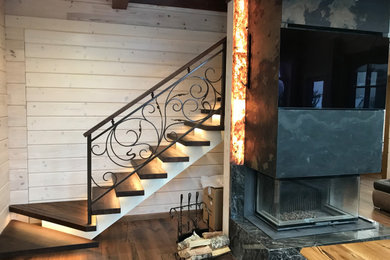 Источник вдохновения для домашнего уюта: угловая лестница в классическом стиле с деревянными ступенями и металлическими перилами без подступенок