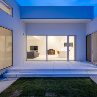 他の地域の大きいモダンスタイルのおしゃれな中庭のテラス (日よけなし) の写真