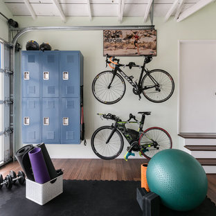 ロサンゼルスの中サイズのコンテンポラリースタイルのおしゃれなヨガスタジオ (緑の壁、無垢フローリング、茶色い床) の写真