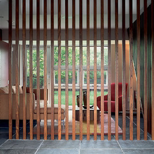 Inspiration för mellanstora moderna separata vardagsrum, med ett finrum, orange väggar, marmorgolv och en fristående TV